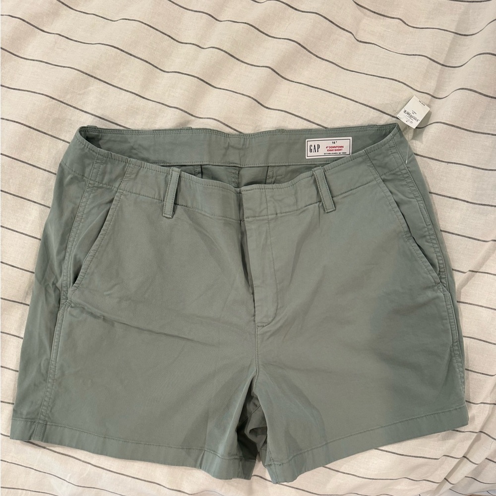 Gap 4” Downtown Khaki shorts size 16 NWT